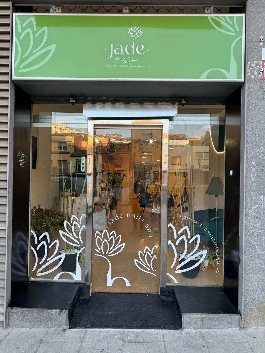 Fachada de Jade Nails Spa con su rótulo verde y flor de loto