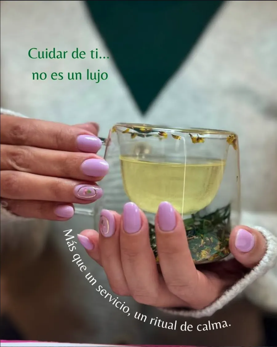 Manos sosteniendo una infusión: «Más que un servicio, un ritual de calma»