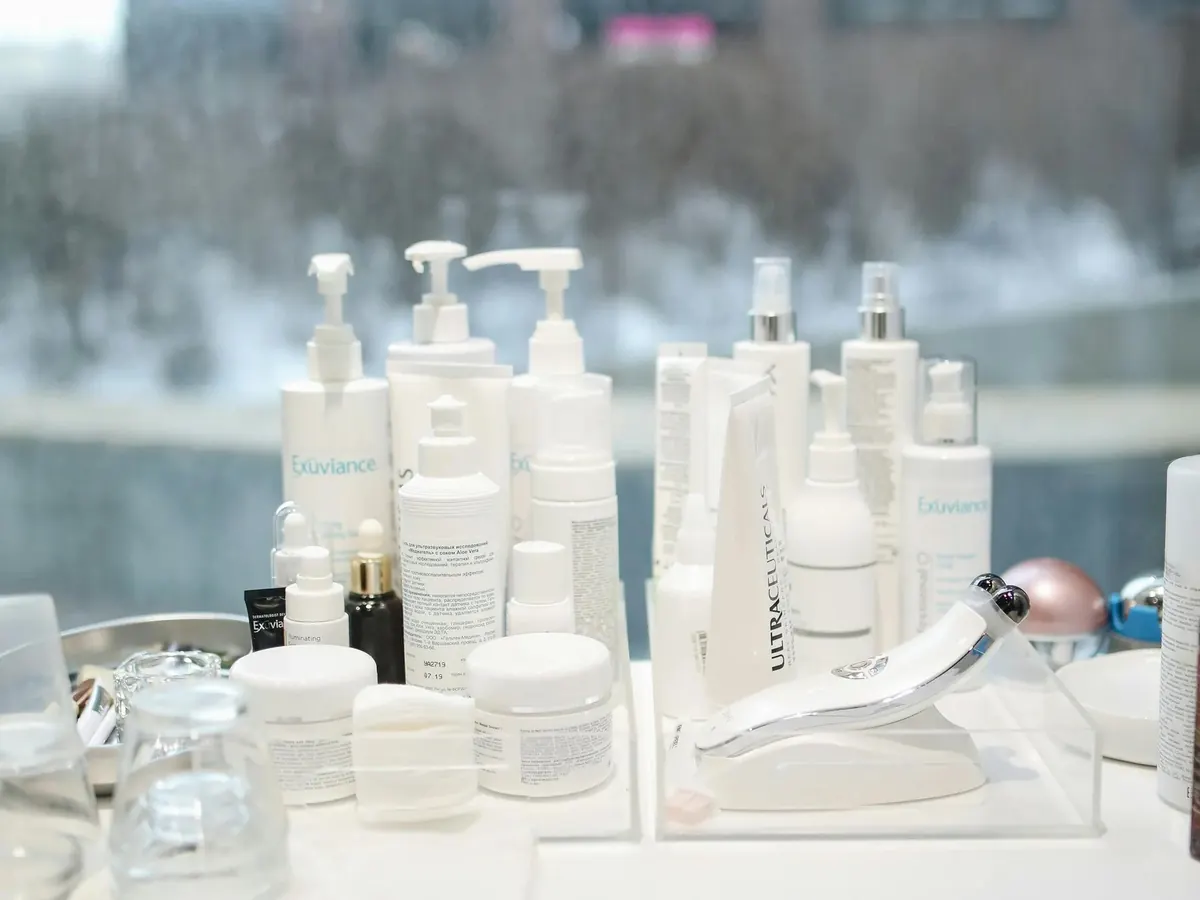 Línea de productos de cuidado de la piel sobre una superficie blanca