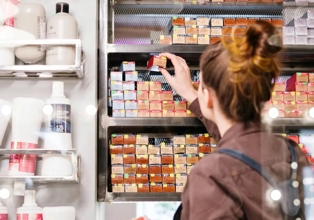 Profesional ordenando productos en un almacén de belleza