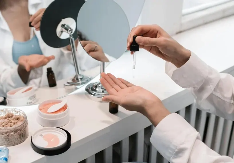 Profesionales aplicando producto cosmético con un cuentagotas